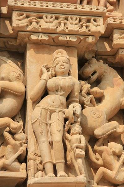 Figure en toilette, Khajuraho